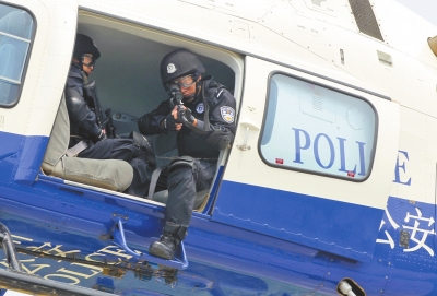 遇緊急情況，機(jī)載狙擊手可實(shí)施對(duì)地打擊。