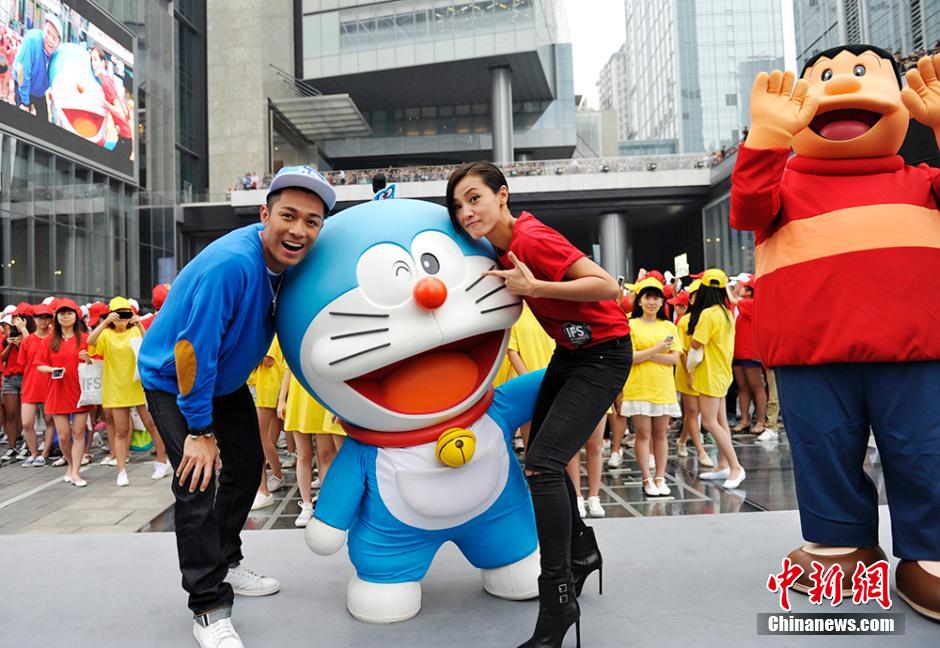 圖為何韻詩(shī)、周柏豪與哆啦A夢(mèng)合影。