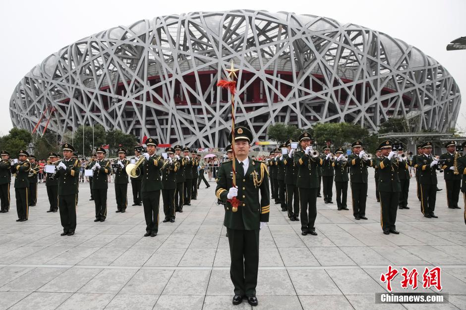 外國(guó)中央樂(lè)團(tuán)鳥(niǎo)巢前大跳《江南Style》 外國(guó)中央樂(lè)團(tuán)鳥(niǎo)巢前大跳《江南Style》