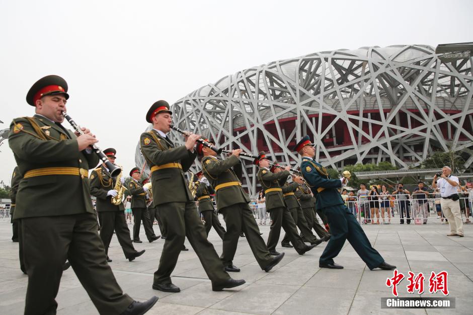 外國(guó)中央樂(lè)團(tuán)鳥(niǎo)巢前大跳《江南Style》 外國(guó)中央樂(lè)團(tuán)鳥(niǎo)巢前大跳《江南Style》