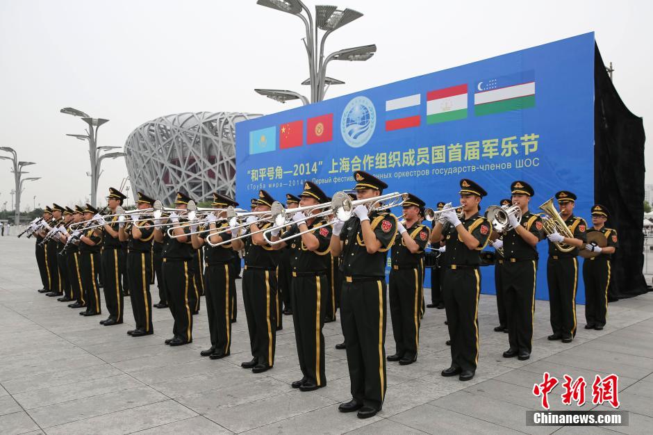 外國(guó)中央樂(lè)團(tuán)鳥(niǎo)巢前大跳《江南Style》 外國(guó)中央樂(lè)團(tuán)鳥(niǎo)巢前大跳《江南Style》