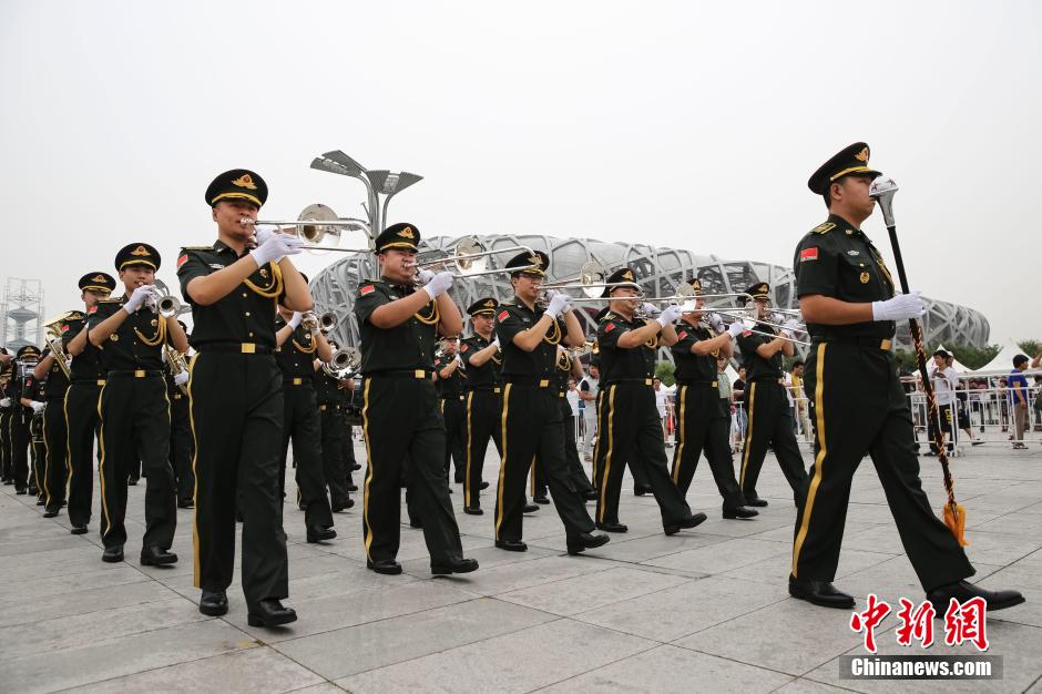 外國(guó)中央樂(lè)團(tuán)鳥(niǎo)巢前大跳《江南Style》 外國(guó)中央樂(lè)團(tuán)鳥(niǎo)巢前大跳《江南Style》