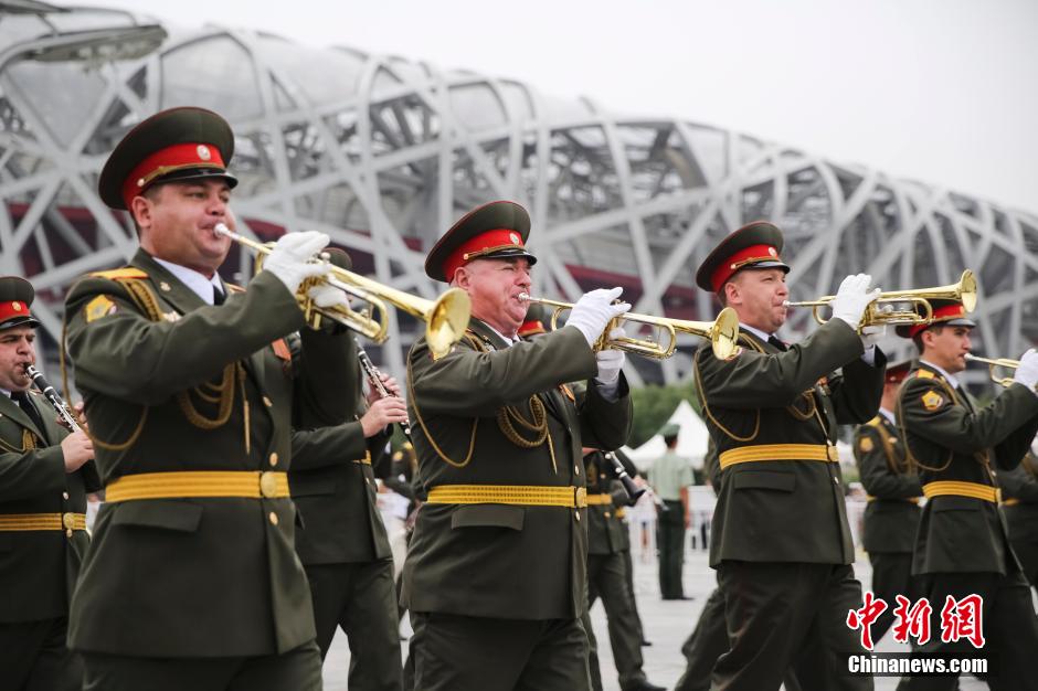 外國(guó)中央樂(lè)團(tuán)鳥(niǎo)巢前大跳《江南Style》 外國(guó)中央樂(lè)團(tuán)鳥(niǎo)巢前大跳《江南Style》
