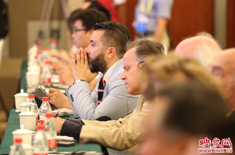 認真聽講的外國嘉賓。