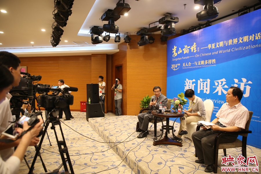 嵩山論壇新聞采訪現(xiàn)場。