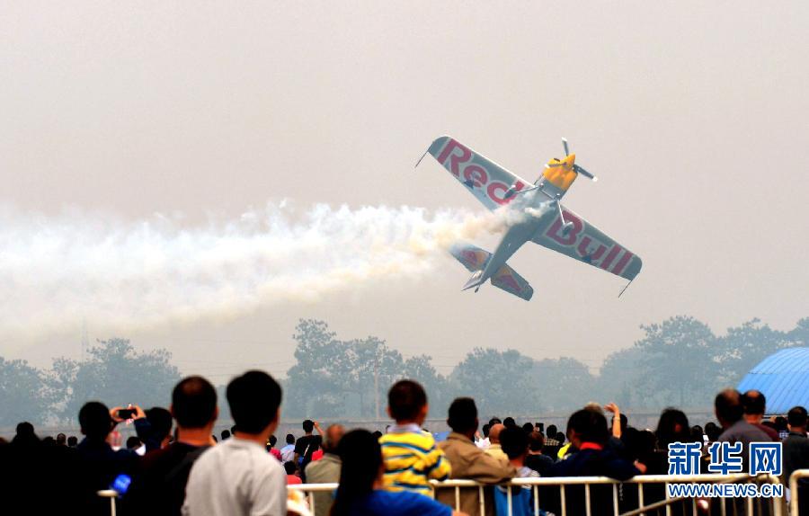 　9月13日，特技隊(duì)員在進(jìn)行空中飛行表演。