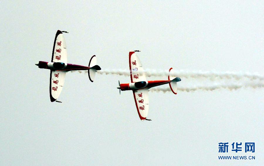 9月13日，特技隊(duì)員在進(jìn)行空中飛行表演。