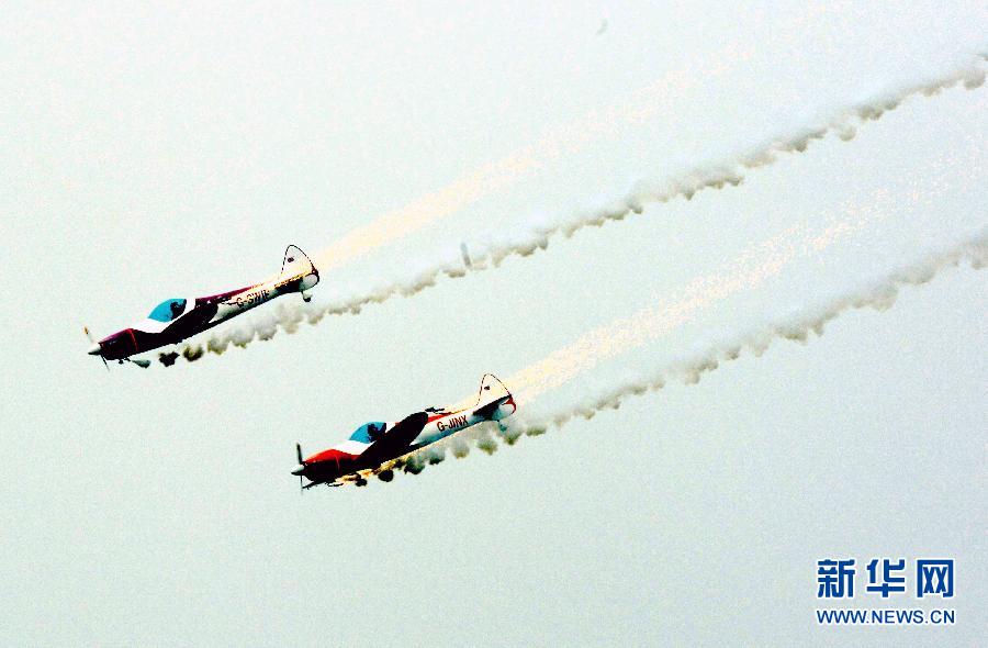 9月13日，特技隊(duì)員在進(jìn)行空中飛行表演。