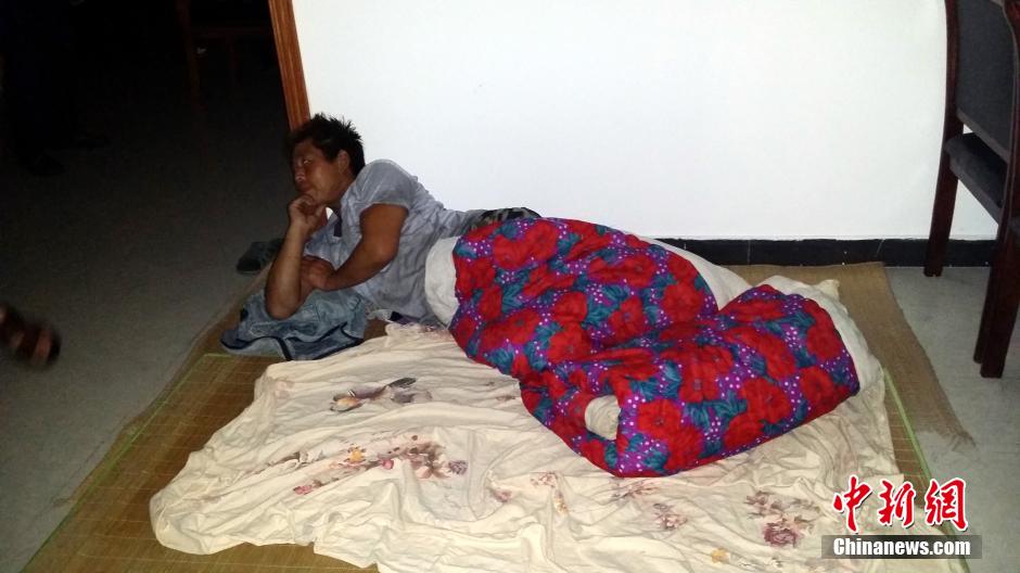 9月22日晚，在象山高塘島鄉(xiāng)的烏巖頭村的農(nóng)民安置點(diǎn)里，70多名外來(lái)務(wù)工人員正在休息。