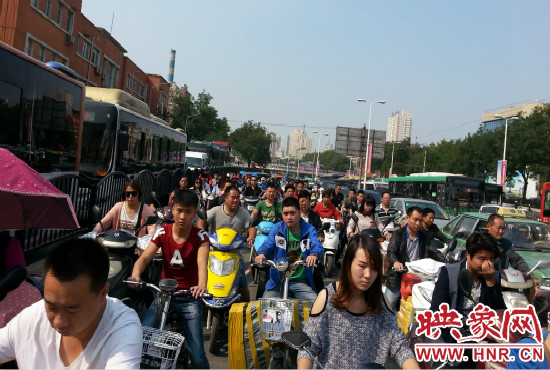 在一些易堵路段車(chē)輛仍然“寸步難行”。