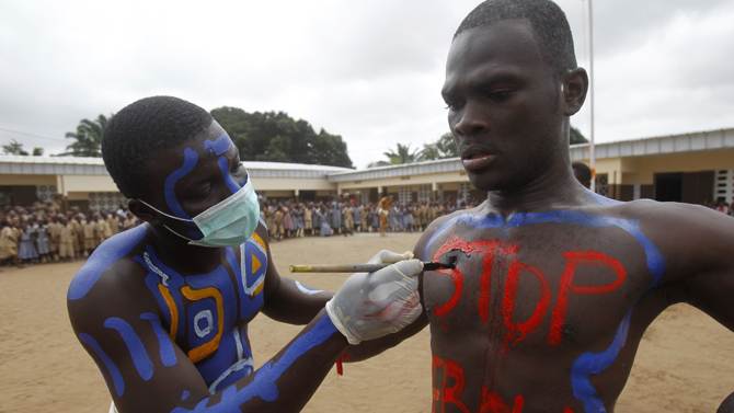 科特迪瓦演員表演宣傳對(duì)抗埃博拉疫情