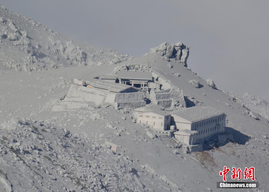 當(dāng)?shù)貢r(shí)間2014年9月27日，日本中部御岳山發(fā)生噴發(fā)，或已造成數(shù)人受傷。