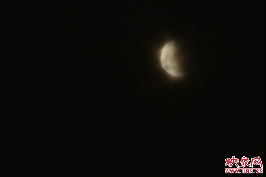 20：02月亮在云層中忽隱忽現(xiàn)。