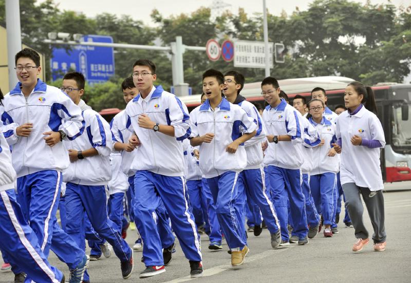 10月14日，成都七中萬達(dá)學(xué)校實(shí)行三年跑六百公里才能畢業(yè)，現(xiàn)場(chǎng)學(xué)生開始長跑。