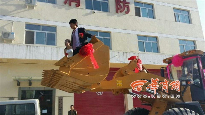 陜西小伙開8臺(tái)裝載機(jī)接新娘。