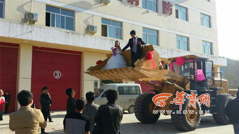 陜西小伙開8臺(tái)裝載機(jī)接新娘。