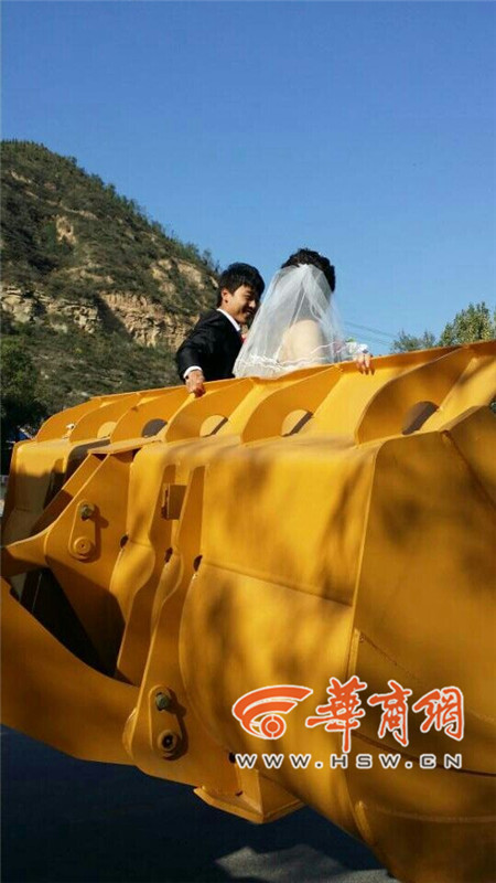 陜西小伙開8臺(tái)裝載機(jī)接新娘。