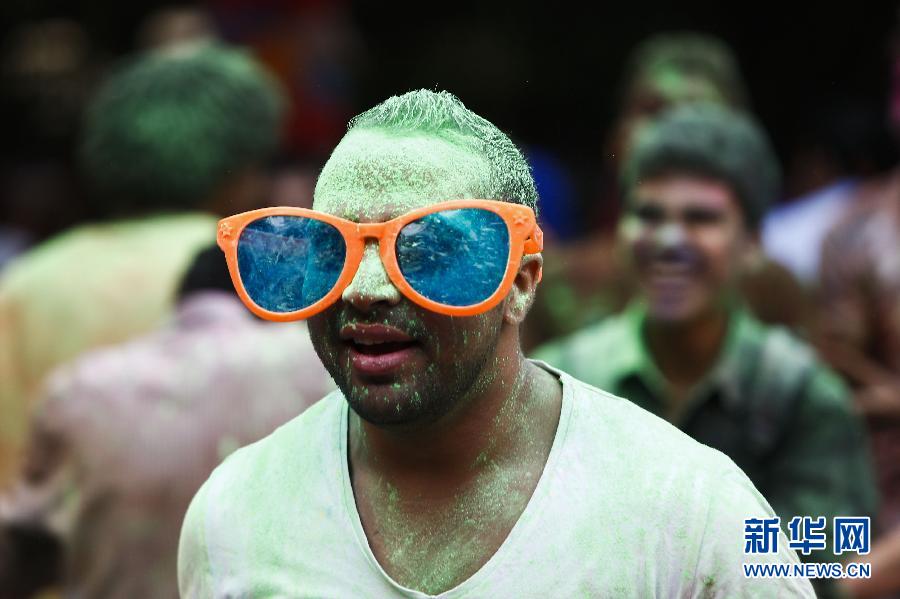 10月16日，在埃及首都開(kāi)羅，一名男青年在“彩色跑”活動(dòng)中奔跑。