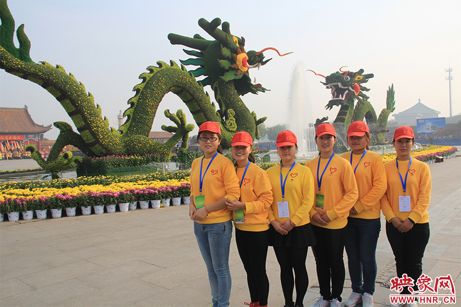 菊花文化節(jié)的志愿者們。