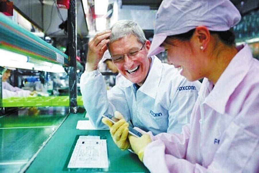 圖為蒂姆·庫克和一名女工在熱烈地交談。