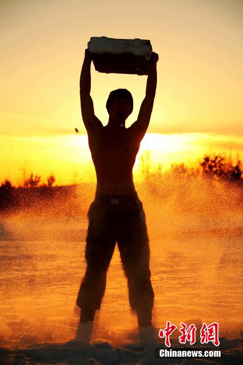 邊防官兵零下10度赤膊進(jìn)行雪浴抗寒訓(xùn)練 邊防官兵零下10度赤膊進(jìn)行雪浴抗寒訓(xùn)練