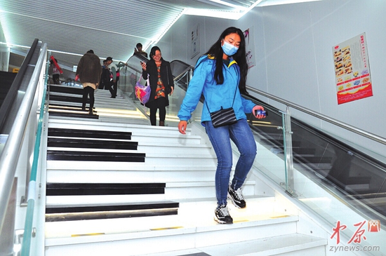 鄭州地鐵會(huì)展中心站安裝"鋼琴臺(tái)階" 邊下臺(tái)階邊彈鋼琴