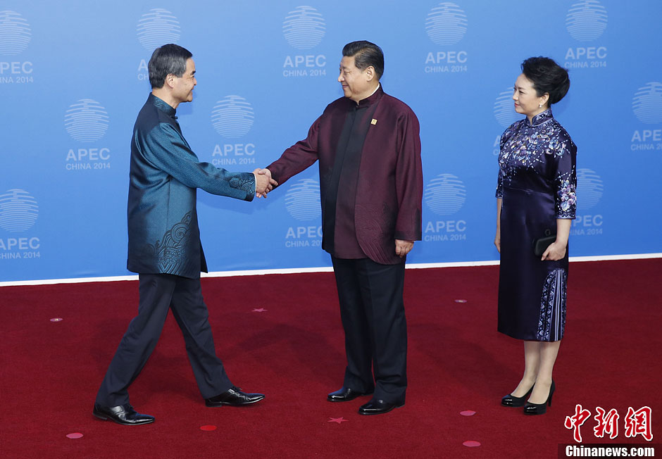 圖為習(xí)近平夫婦歡迎中國香港特別行政區(qū)行政長官梁振英。中新社發(fā) 杜洋 攝