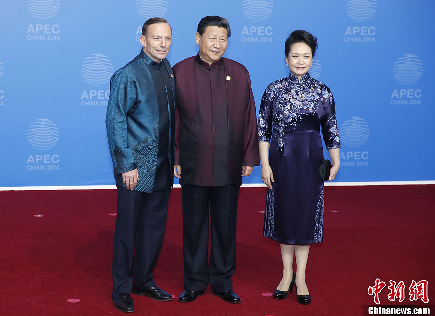 圖為習(xí)近平夫婦歡迎澳大利亞總理阿博特。中新社發(fā) 杜洋 攝