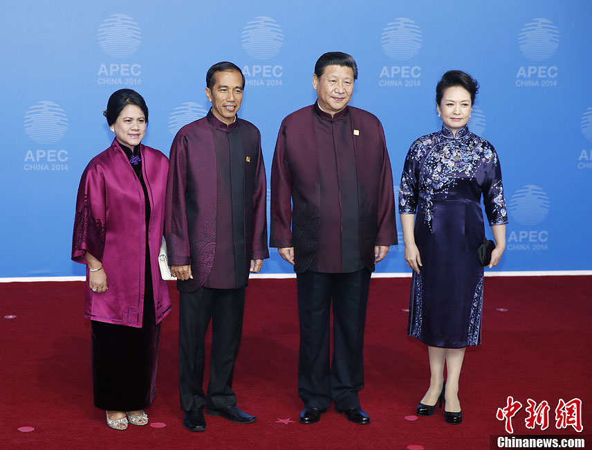 圖為習(xí)近平夫婦歡迎印度尼西亞總統(tǒng)佐科·維多多。中新社發(fā) 杜洋 攝