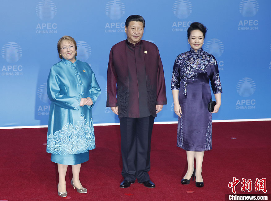 圖為習(xí)近平夫婦歡迎智利總統(tǒng)巴切萊特。中新社發(fā) 杜洋 攝