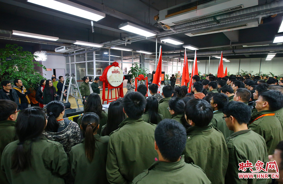 “雙十一”零點(diǎn)到來前，電商的負(fù)責(zé)人為一線員工鼓勁加油