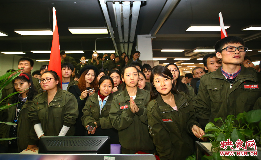 很多員工注視著屏幕上不斷攀升的銷售額，期望能創(chuàng)下新高