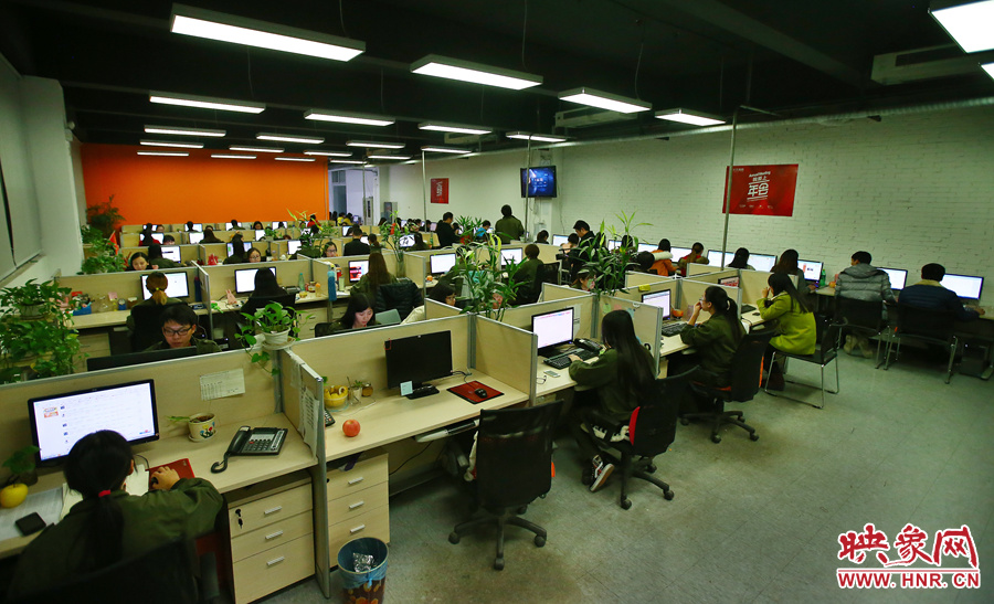 客服大廳內(nèi)，每天電腦前都坐著忙碌的客服人員