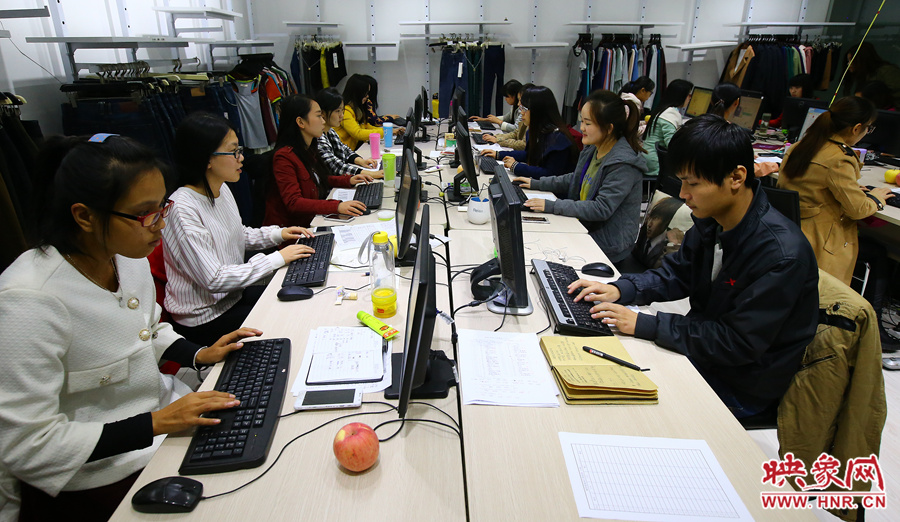 深夜中，忙碌的客服