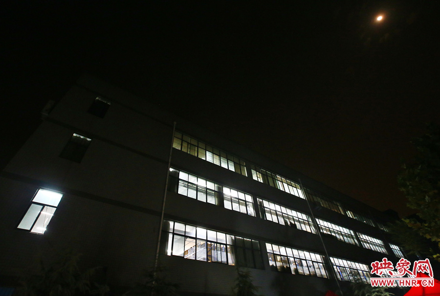 夜已深，燈火通明的大廳內(nèi)卻熱火朝天