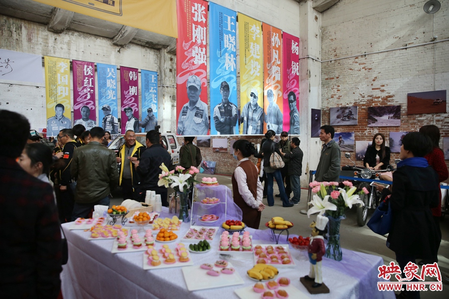 影展現(xiàn)場介紹河南籍賽車的手條幅掛滿展室。