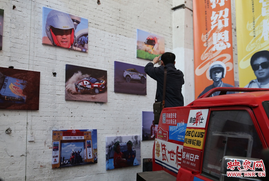 賽車上的攝影師。