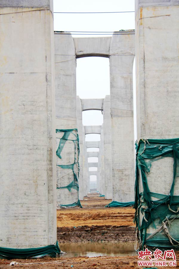 目前附近居民認為“照目前的施工狀況看，年底主體完工已不太可能”。