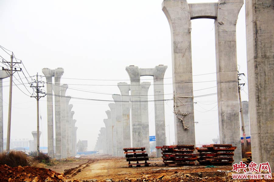 南北方向已架起數(shù)百根橋墩，一眼望不到邊際。