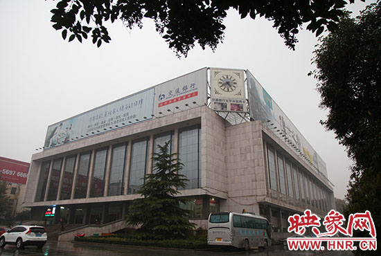 兩塊巨幅廣告牌仍然存在。