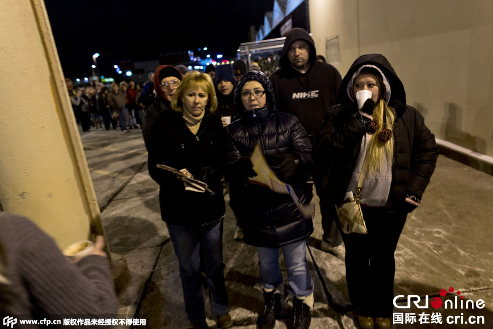 美國“黑色星期五”促銷啟動(dòng) 民眾深夜宿營排隊(duì)搶購