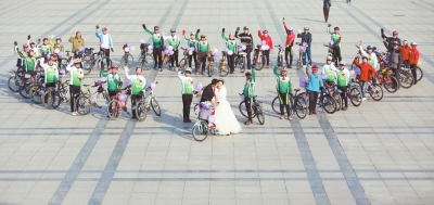 騎友們圍成一個(gè)“心”形，郝幸福在心尖上深情地親吻著新娘。