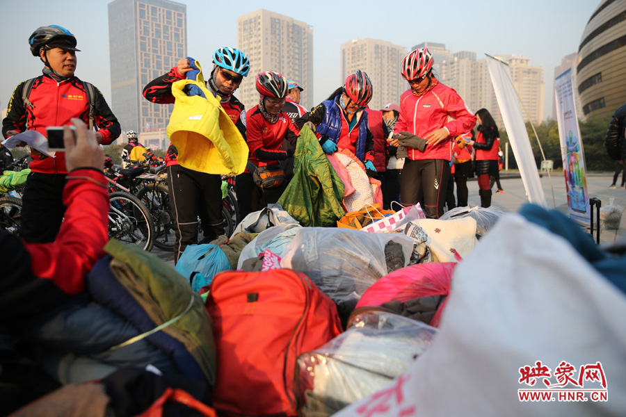 15捐贈之前，再試穿一下老式花棉襖