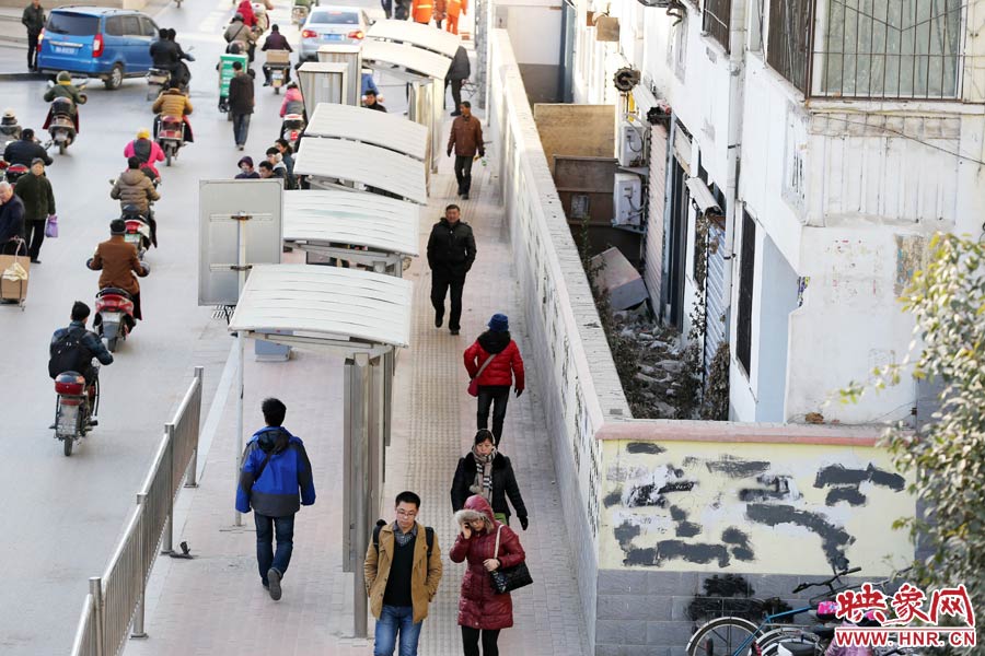 墻內(nèi)扔著垃圾，墻面上涂滿了牛皮癬小廣告，異常顯眼。