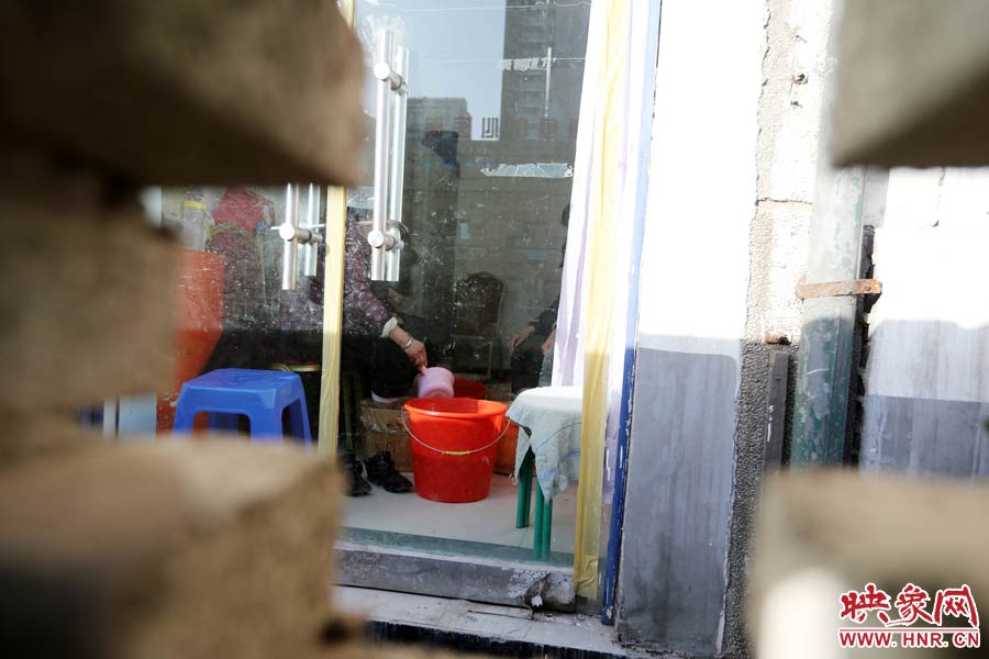 墻內(nèi)一家店面正常營業(yè)。