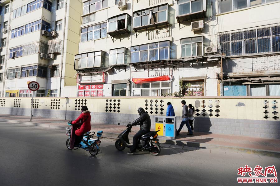 雖然墻內(nèi)的商戶已經(jīng)搬走，但一些門頭還沒撤下。