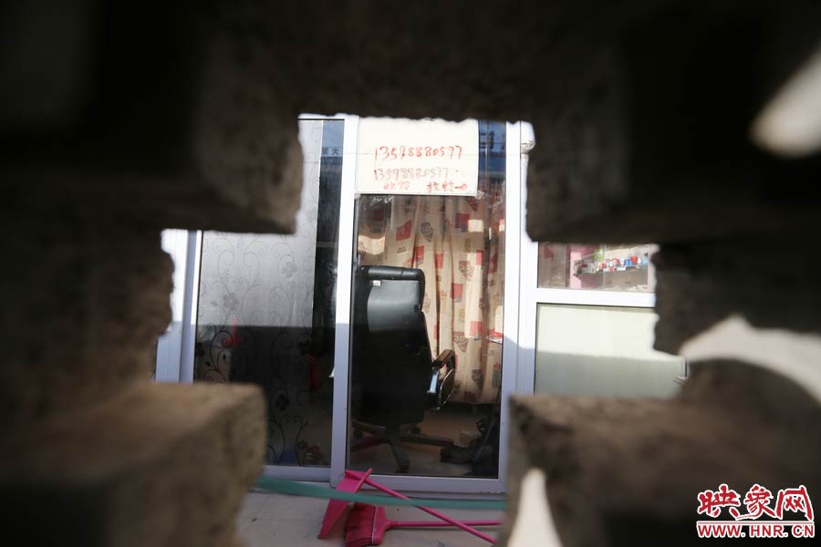 透過墻上的格子，可以看到里面的一切。