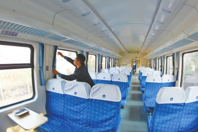 硬座車廂 藍(lán)色座套，清清爽爽。