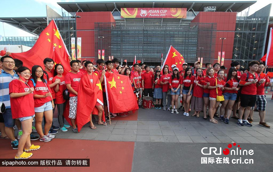 北京時(shí)間1月10日，中國(guó)隊(duì)迎來(lái)亞洲杯首場(chǎng)比賽，賽前中國(guó)球迷揮舞國(guó)旗進(jìn)場(chǎng)，為國(guó)足助威。