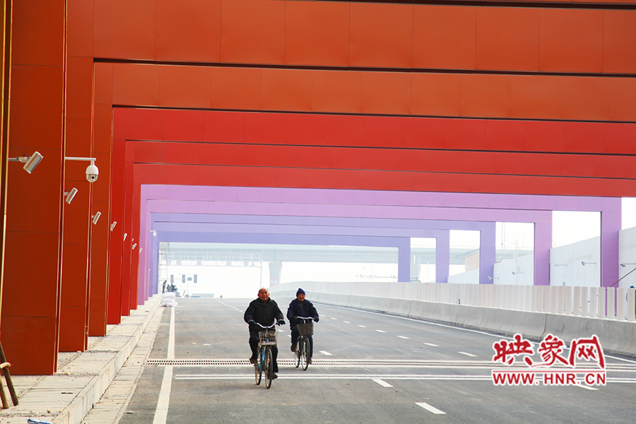 兩位老人騎自行車通過。